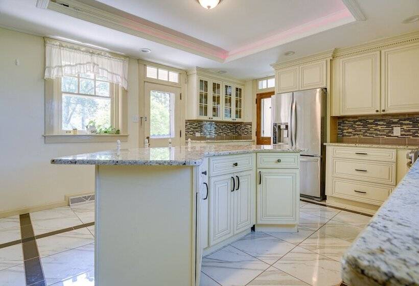 Ronks Vacation Rental: 2 Mi To Dutch Wonderland!