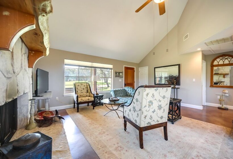 Rustic Elegant Cabin: Deck, Near Lake Travis!