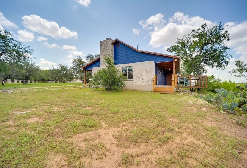 Rustic Elegant Cabin: Deck, Near Lake Travis!