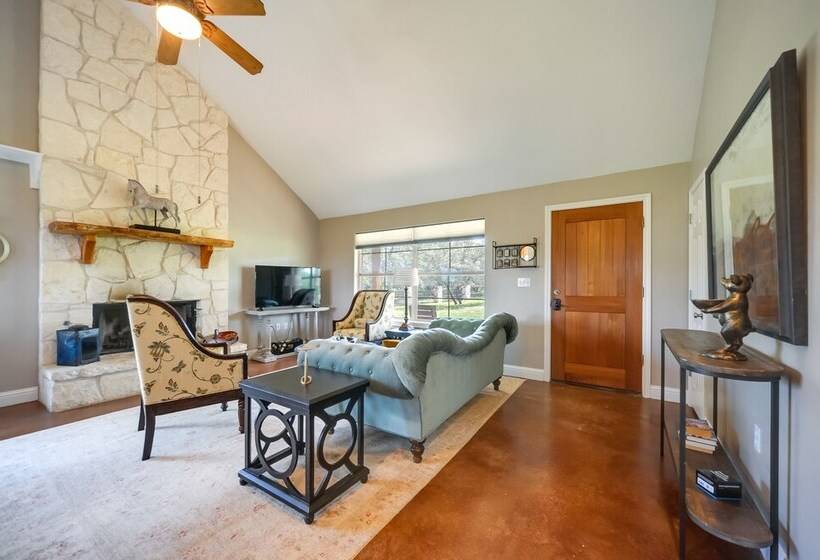 Rustic Elegant Cabin: Deck, Near Lake Travis!