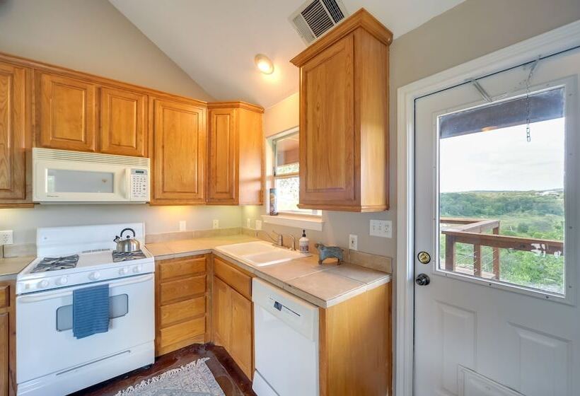 Rustic Elegant Cabin: Deck, Near Lake Travis!