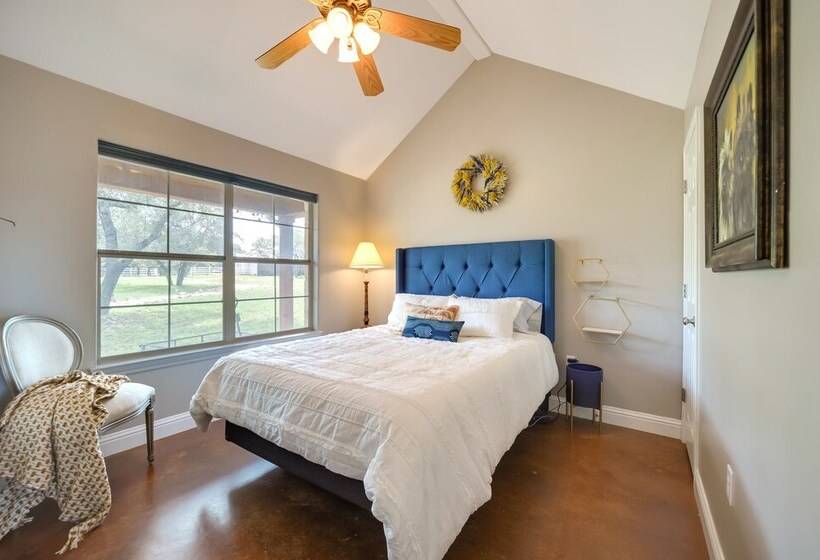 Rustic Elegant Cabin: Deck, Near Lake Travis!