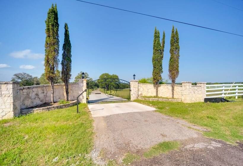 Rustic Elegant Cabin: Deck, Near Lake Travis!