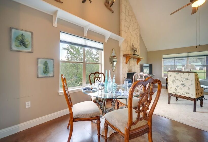 Rustic Elegant Cabin: Deck, Near Lake Travis!