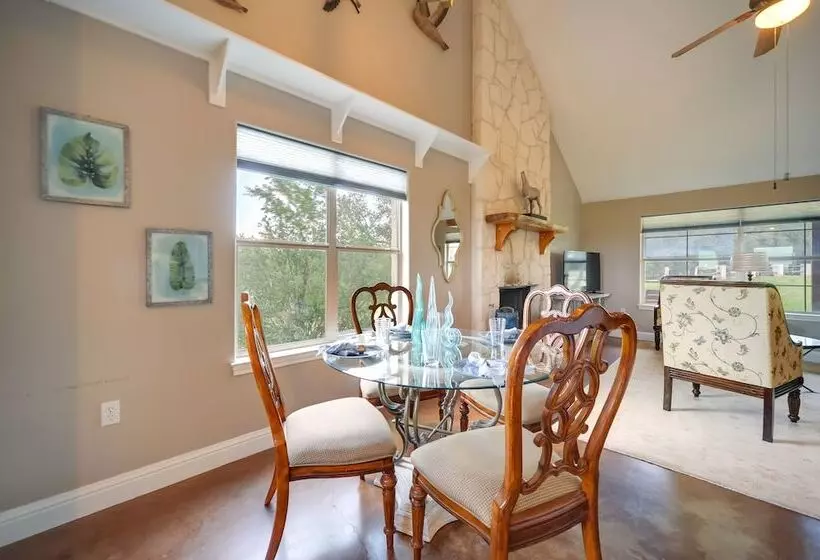 Rustic Elegant Cabin: Deck, Near Lake Travis!