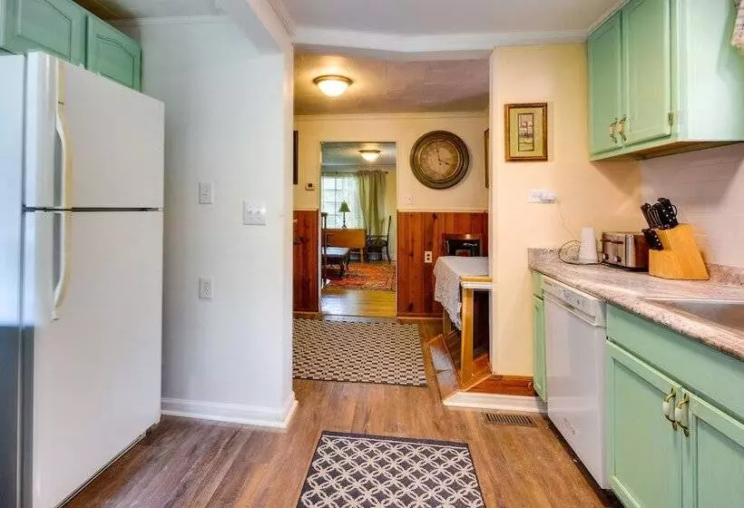 Salisbury Cottage ~ 7 Mi To High Rock Lake!