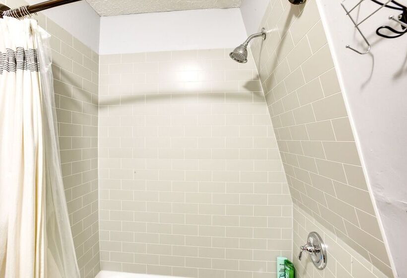 Secluded Jamestown Cabin W/ Fire Pit!