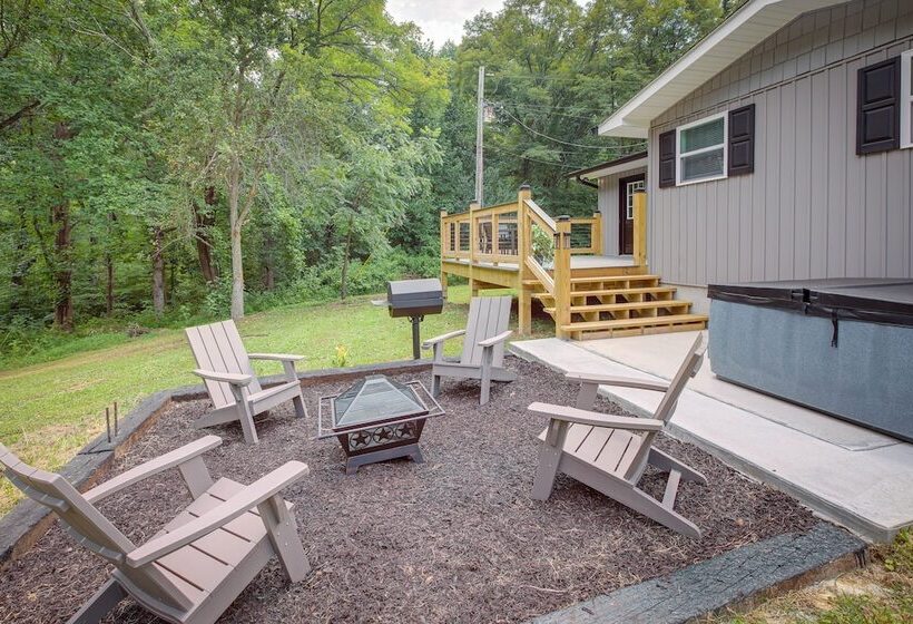 Serene Bryant Retreat W/ Private Hot Tub!