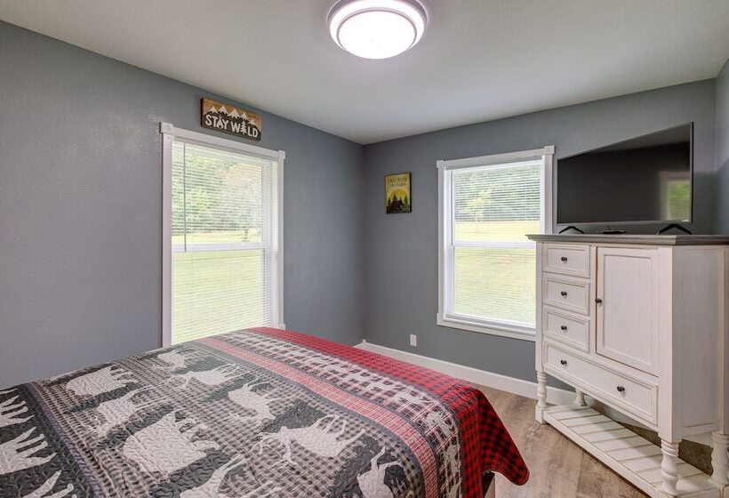 Serene Bryant Retreat W/ Private Hot Tub!