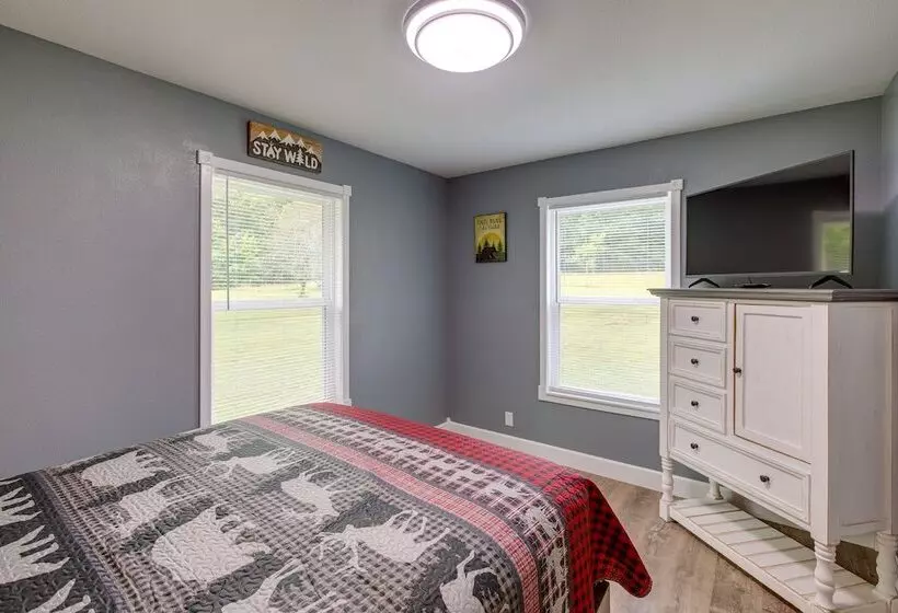 Serene Bryant Retreat W/ Private Hot Tub!