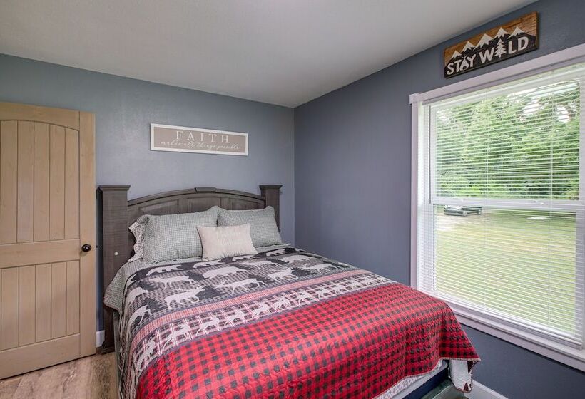 Serene Bryant Retreat W/ Private Hot Tub!