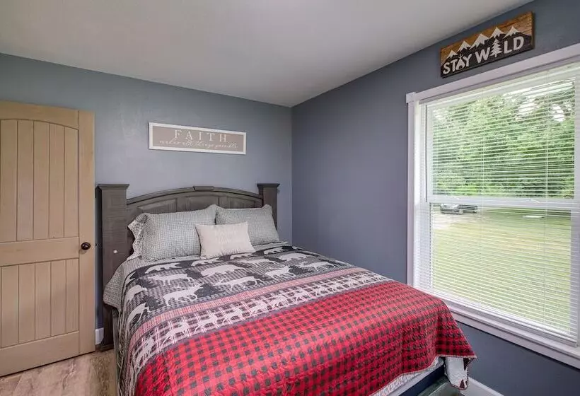 Serene Bryant Retreat W/ Private Hot Tub!