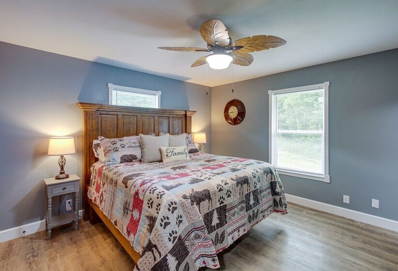 Serene Bryant Retreat W/ Private Hot Tub!