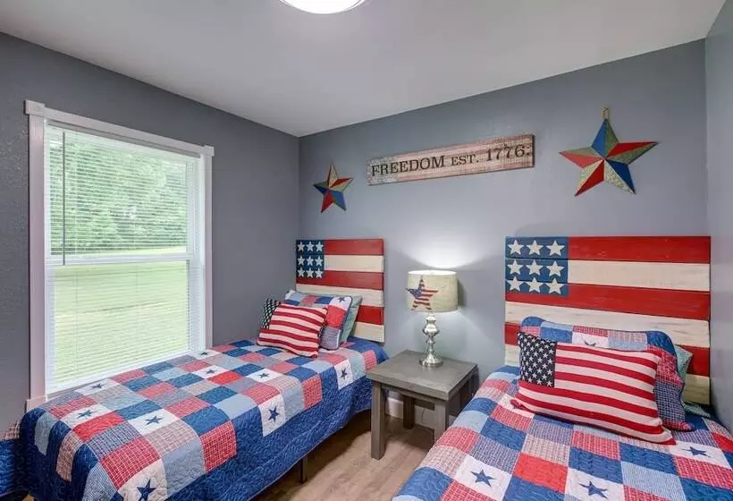 Serene Bryant Retreat W/ Private Hot Tub!