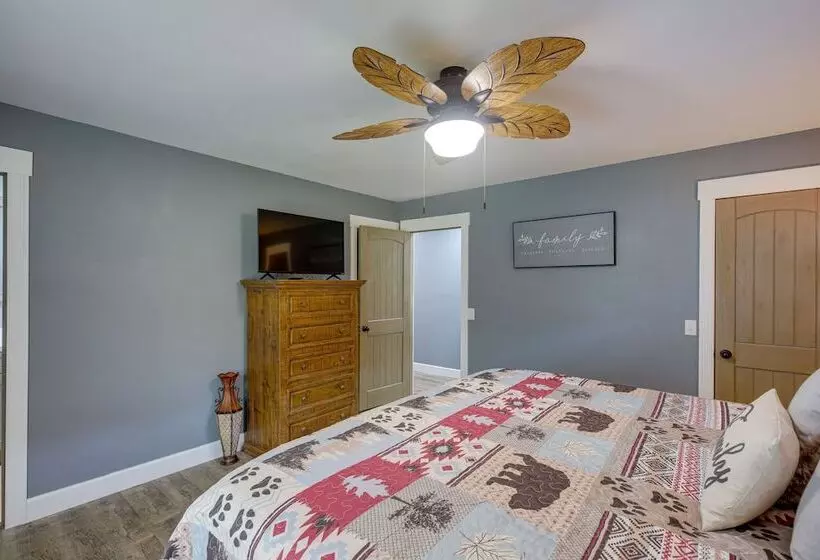 Serene Bryant Retreat W/ Private Hot Tub!