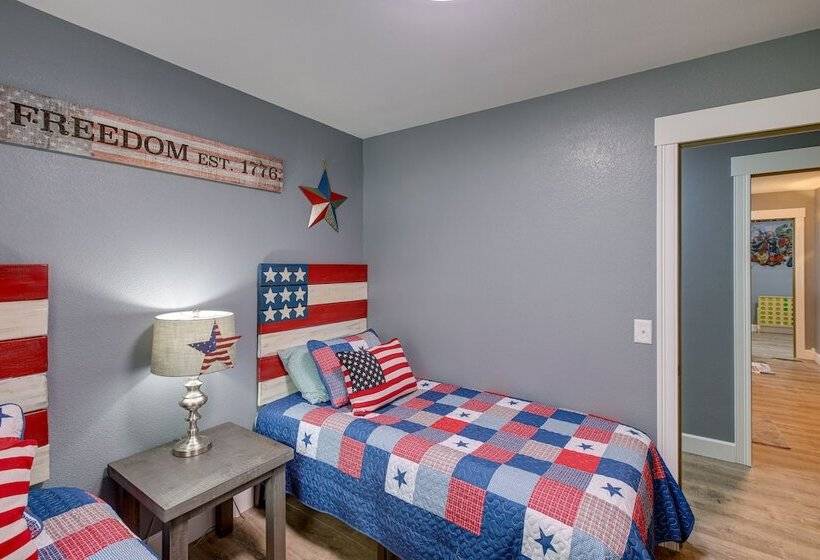 Serene Bryant Retreat W/ Private Hot Tub!