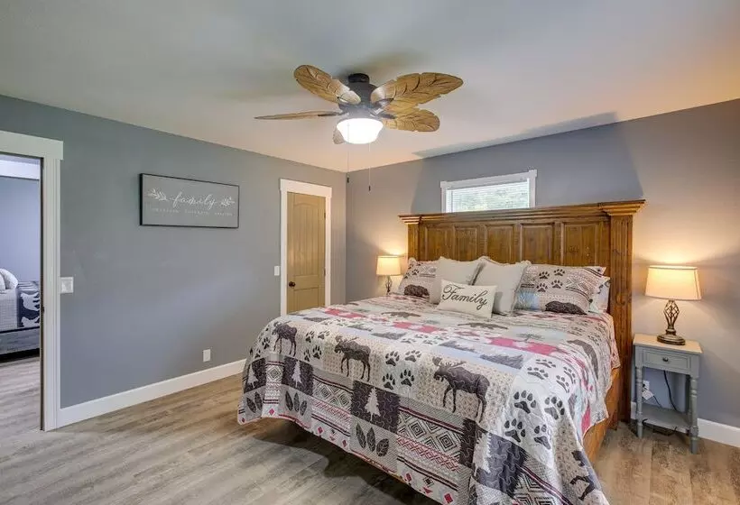 Serene Bryant Retreat W/ Private Hot Tub!