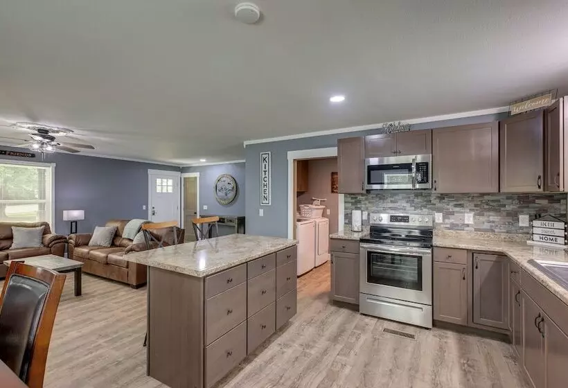 Serene Bryant Retreat W/ Private Hot Tub!