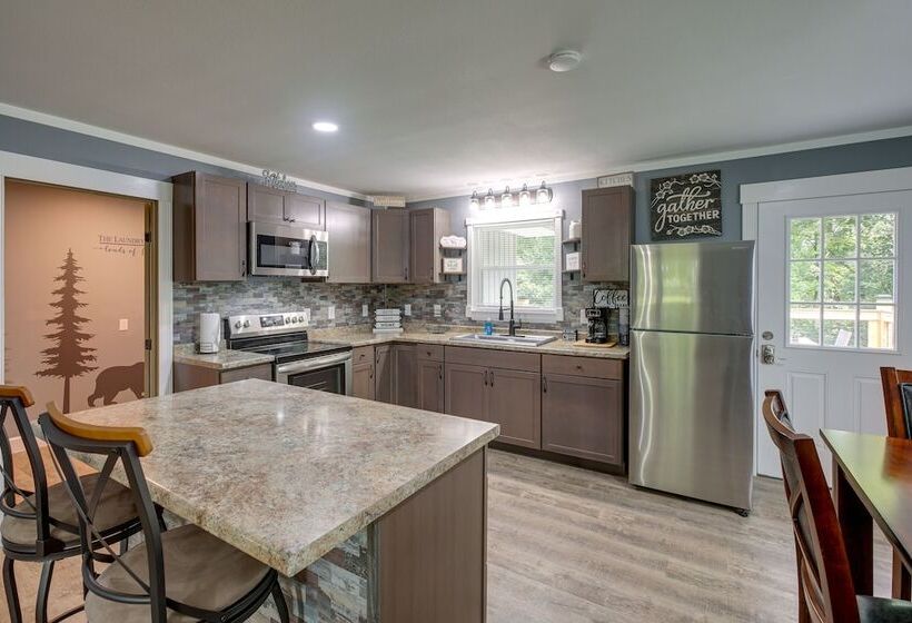 Serene Bryant Retreat W/ Private Hot Tub!