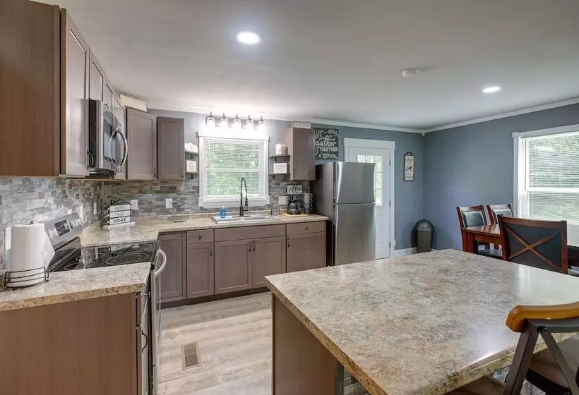 Serene Bryant Retreat W/ Private Hot Tub!