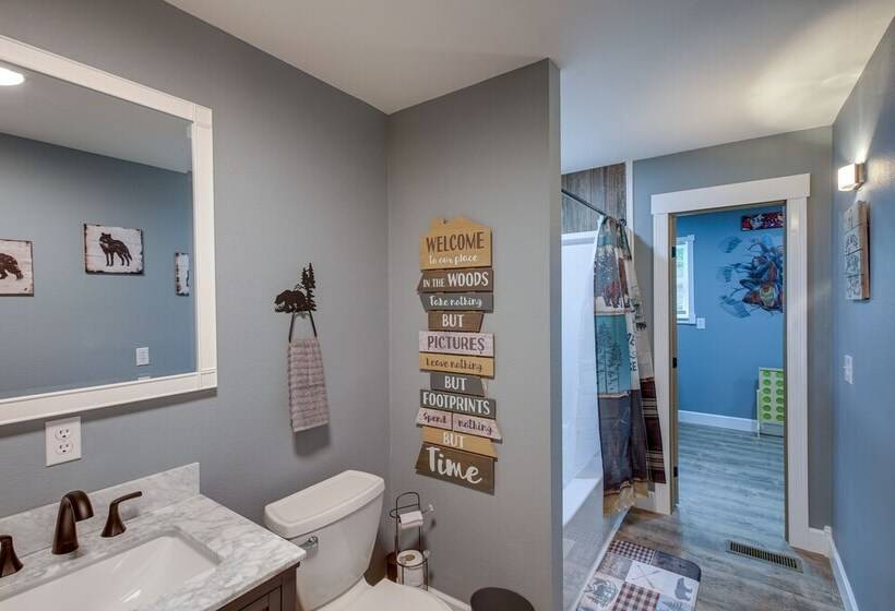 Serene Bryant Retreat W/ Private Hot Tub!