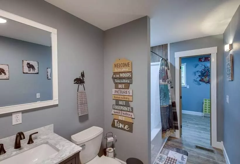 Serene Bryant Retreat W/ Private Hot Tub!