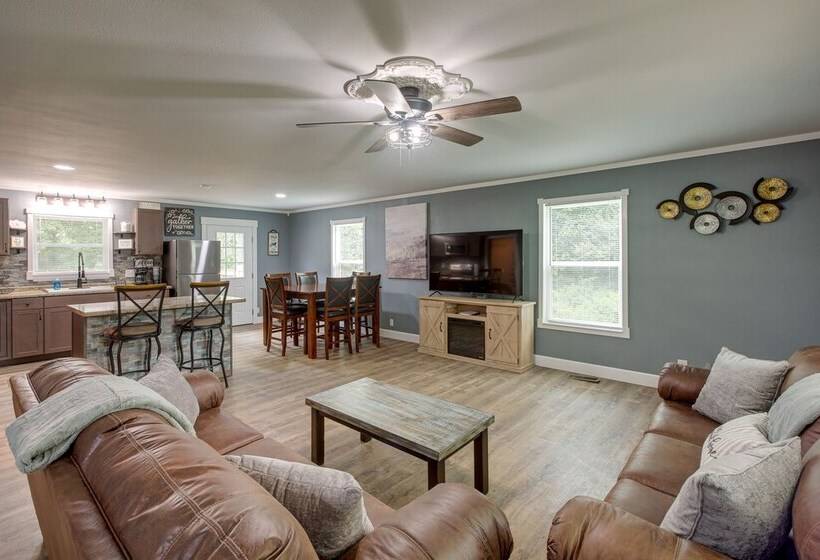 Serene Bryant Retreat W/ Private Hot Tub!