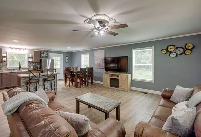 Serene Bryant Retreat W/ Private Hot Tub!