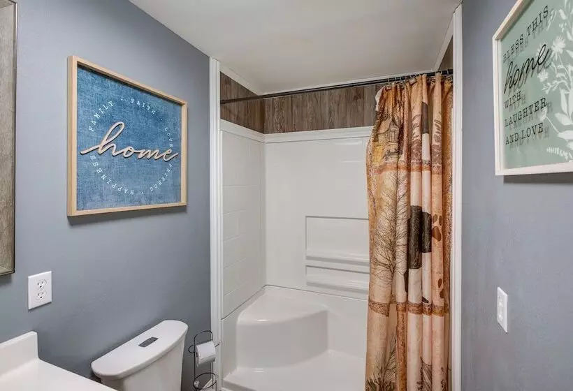 Serene Bryant Retreat W/ Private Hot Tub!