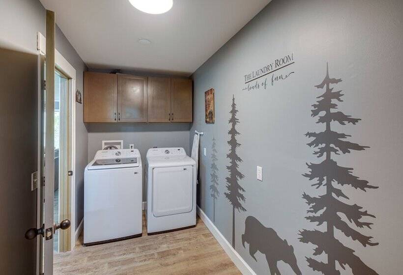 Serene Bryant Retreat W/ Private Hot Tub!