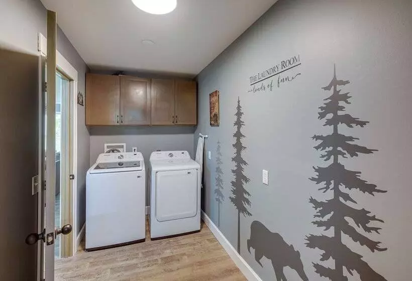 Serene Bryant Retreat W/ Private Hot Tub!