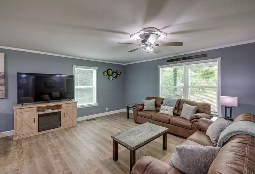 Serene Bryant Retreat W/ Private Hot Tub!