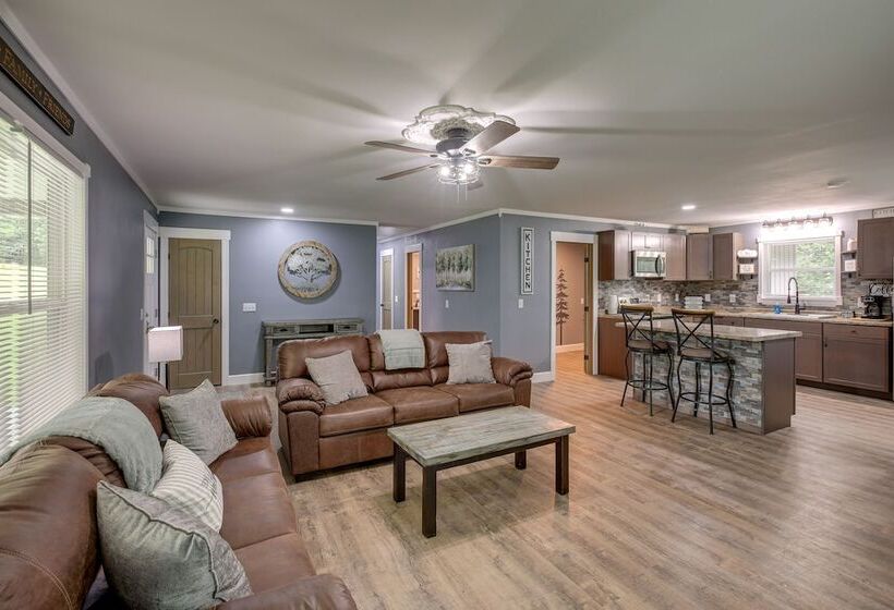 Serene Bryant Retreat W/ Private Hot Tub!