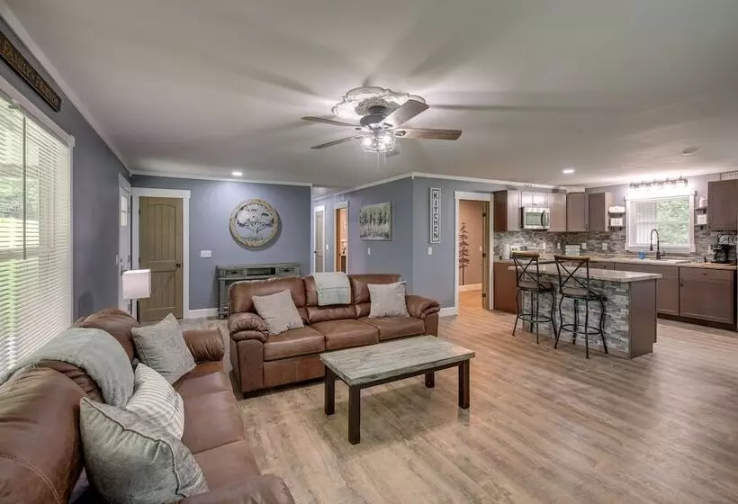 Serene Bryant Retreat W/ Private Hot Tub!