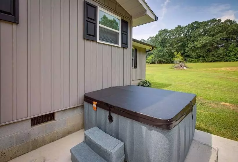 Serene Bryant Retreat W/ Private Hot Tub!