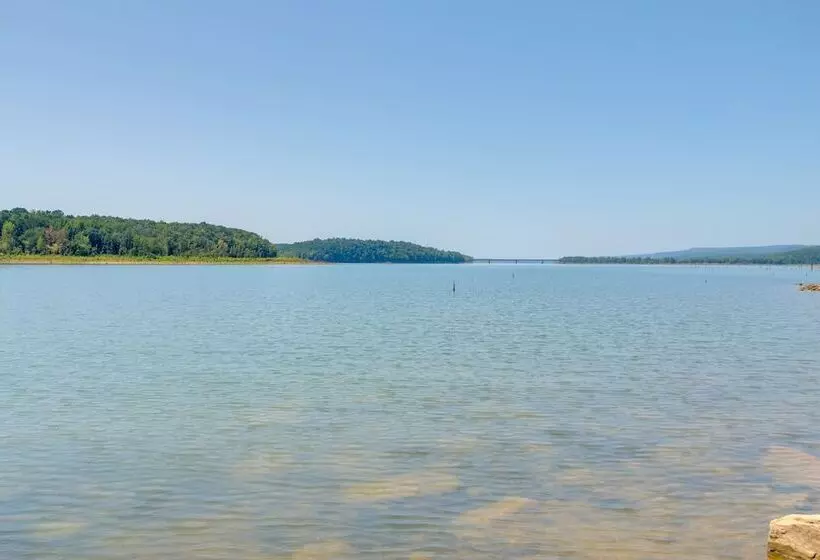 Spacious Greers Ferry Lake House W/ Grilling Deck!