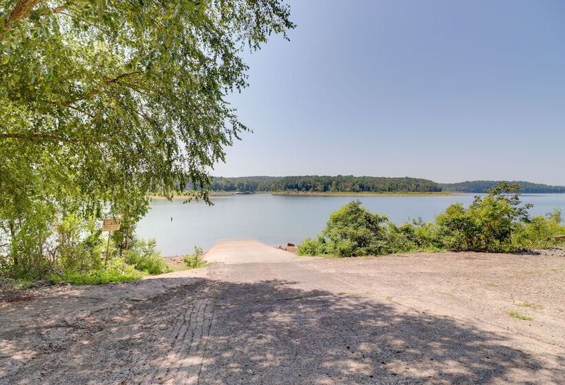 Spacious Greers Ferry Lake House W/ Grilling Deck!