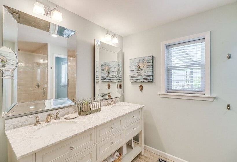 Spacious Greers Ferry Lake House W/ Grilling Deck!