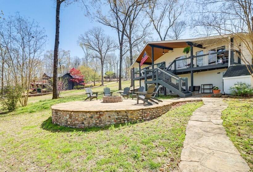Spacious Greers Ferry Lake House W/ Grilling Deck!