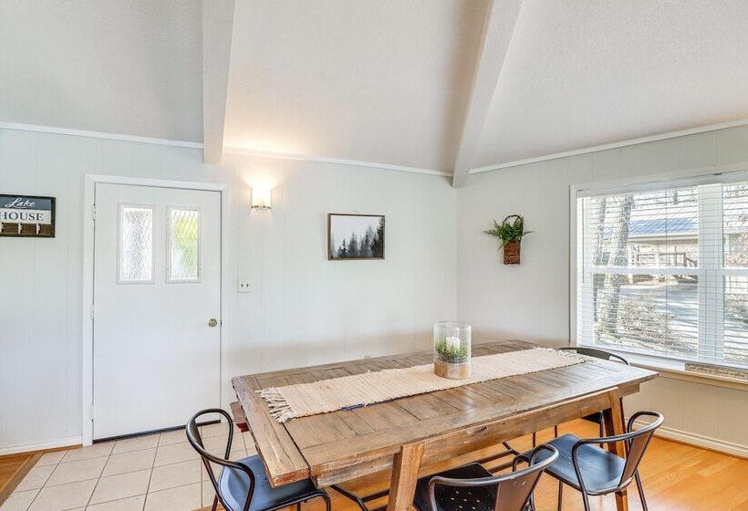 Spacious Greers Ferry Lake House W/ Grilling Deck!