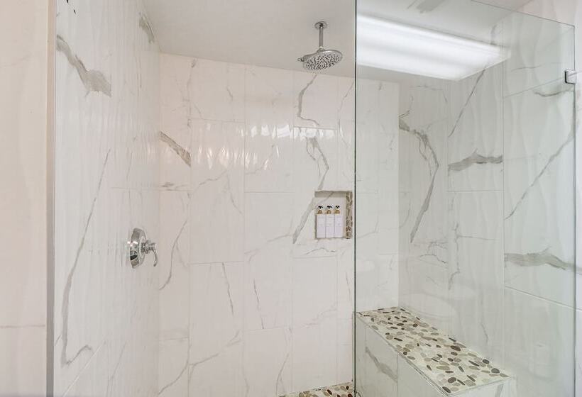 Spacious Greers Ferry Lake House W/ Grilling Deck!