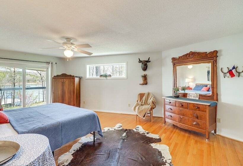 Spacious Greers Ferry Lake House W/ Grilling Deck!