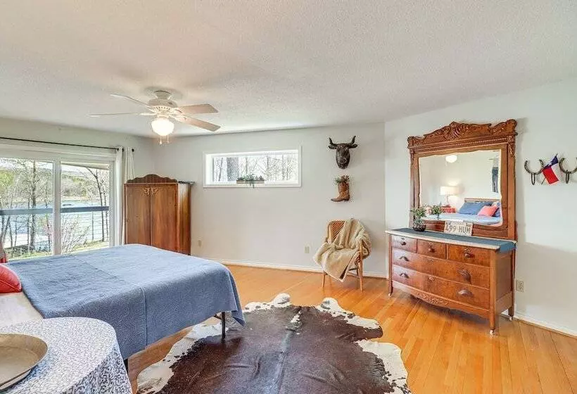 Spacious Greers Ferry Lake House W/ Grilling Deck!