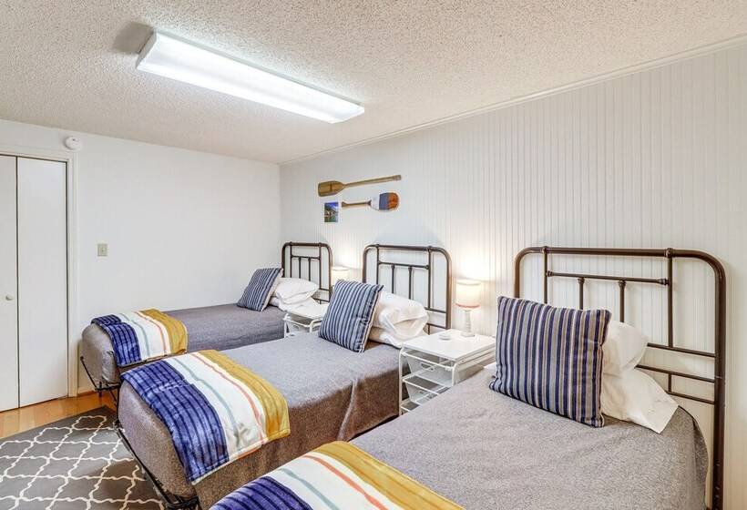 Spacious Greers Ferry Lake House W/ Grilling Deck!