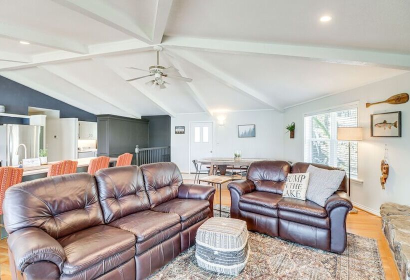 Spacious Greers Ferry Lake House W/ Grilling Deck!