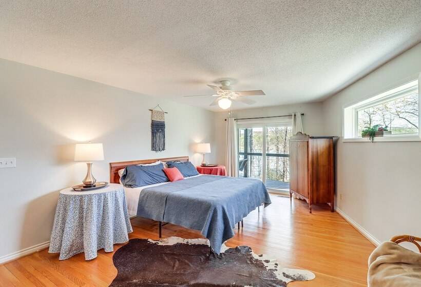 Spacious Greers Ferry Lake House W/ Grilling Deck!