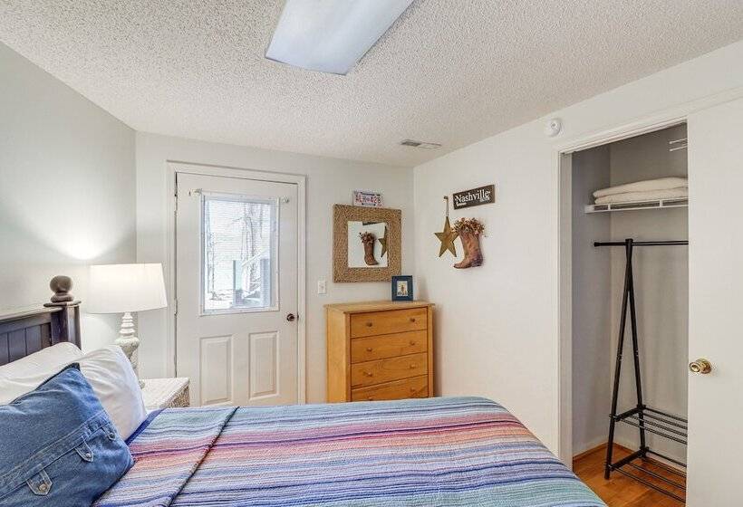 Spacious Greers Ferry Lake House W/ Grilling Deck!