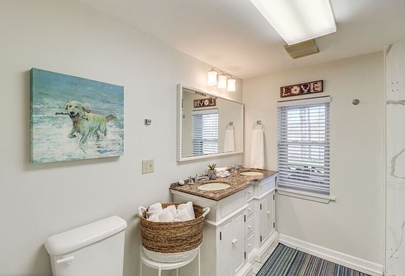 Spacious Greers Ferry Lake House W/ Grilling Deck!