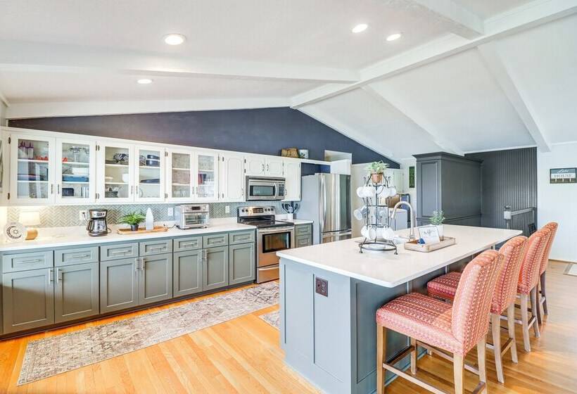 Spacious Greers Ferry Lake House W/ Grilling Deck!