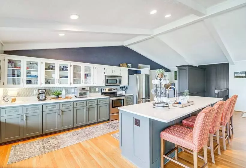 Spacious Greers Ferry Lake House W/ Grilling Deck!